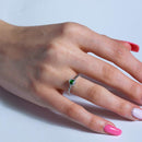 Anillo de piedra central de corazón verde con banda de cuentas chapada en rodio de plata 925 - BGR01052GRN