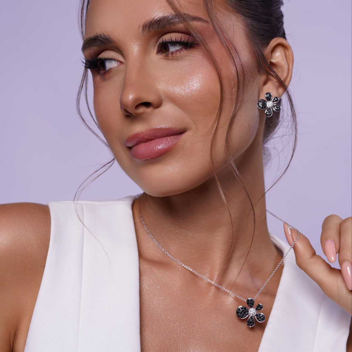 Conjunto de flor de circonitas cúbicas pavé negras y transparentes en plata de ley 925 con baño de rodio y rodio negro - BGS00079