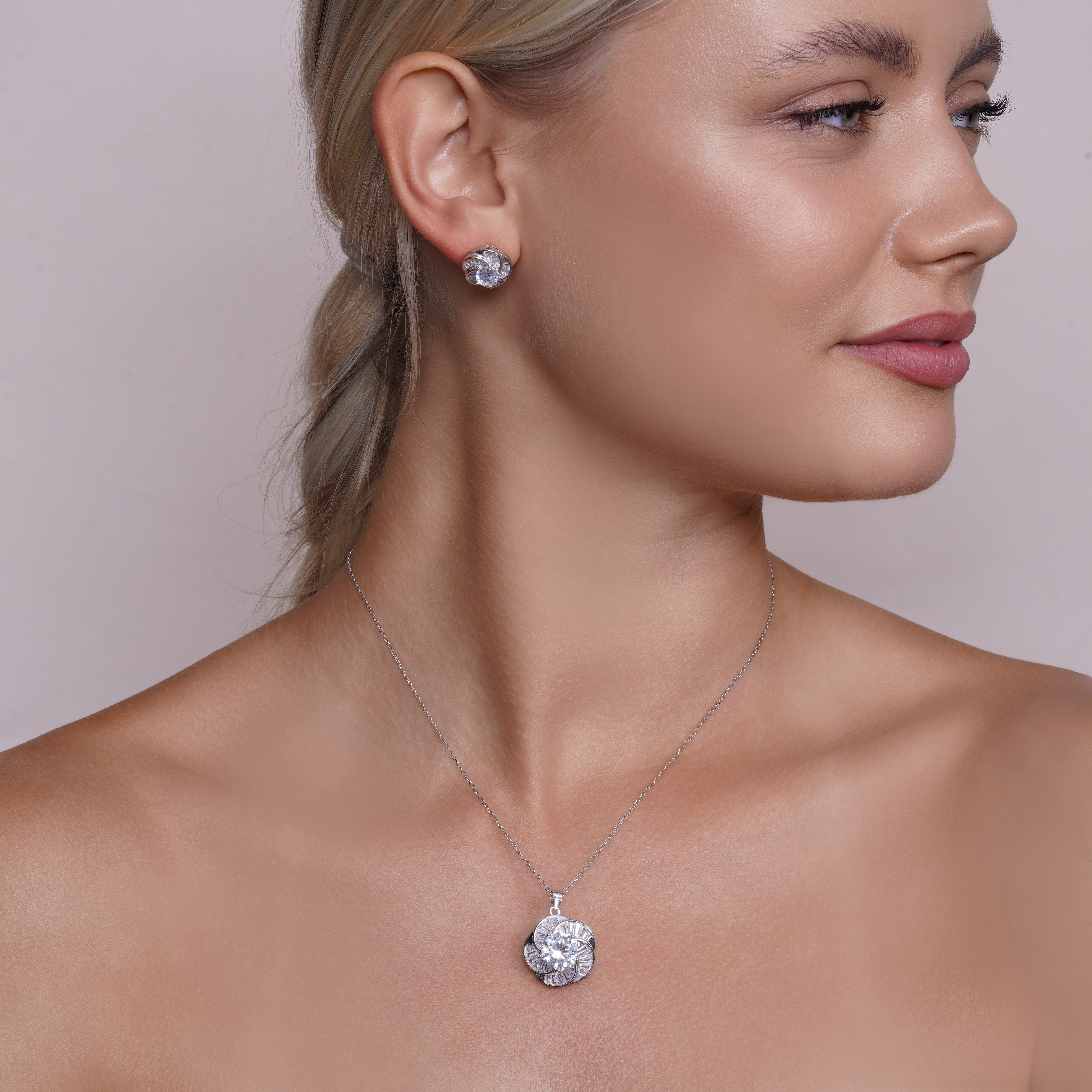 Juego de aretes y collar con circonita cúbica y flor en espiral de baguette transparente bañada en rodio de plata 925 - BGS00093