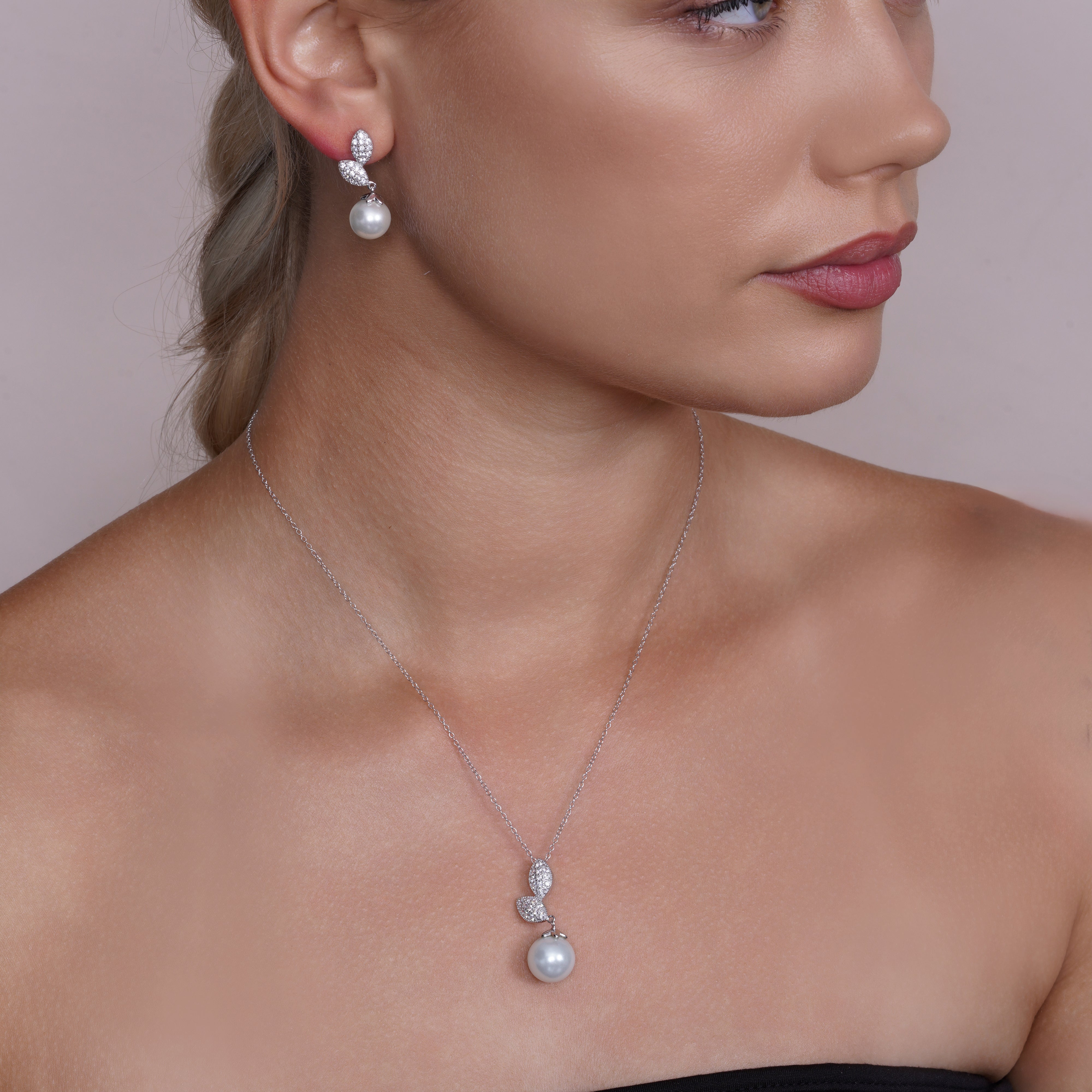 Juego de Aretes Colgantes con Circonitas Transparentes en Forma de Brote de Perla y Collar Colgante de Plata 925 con Baño de Rodio - BGS00179