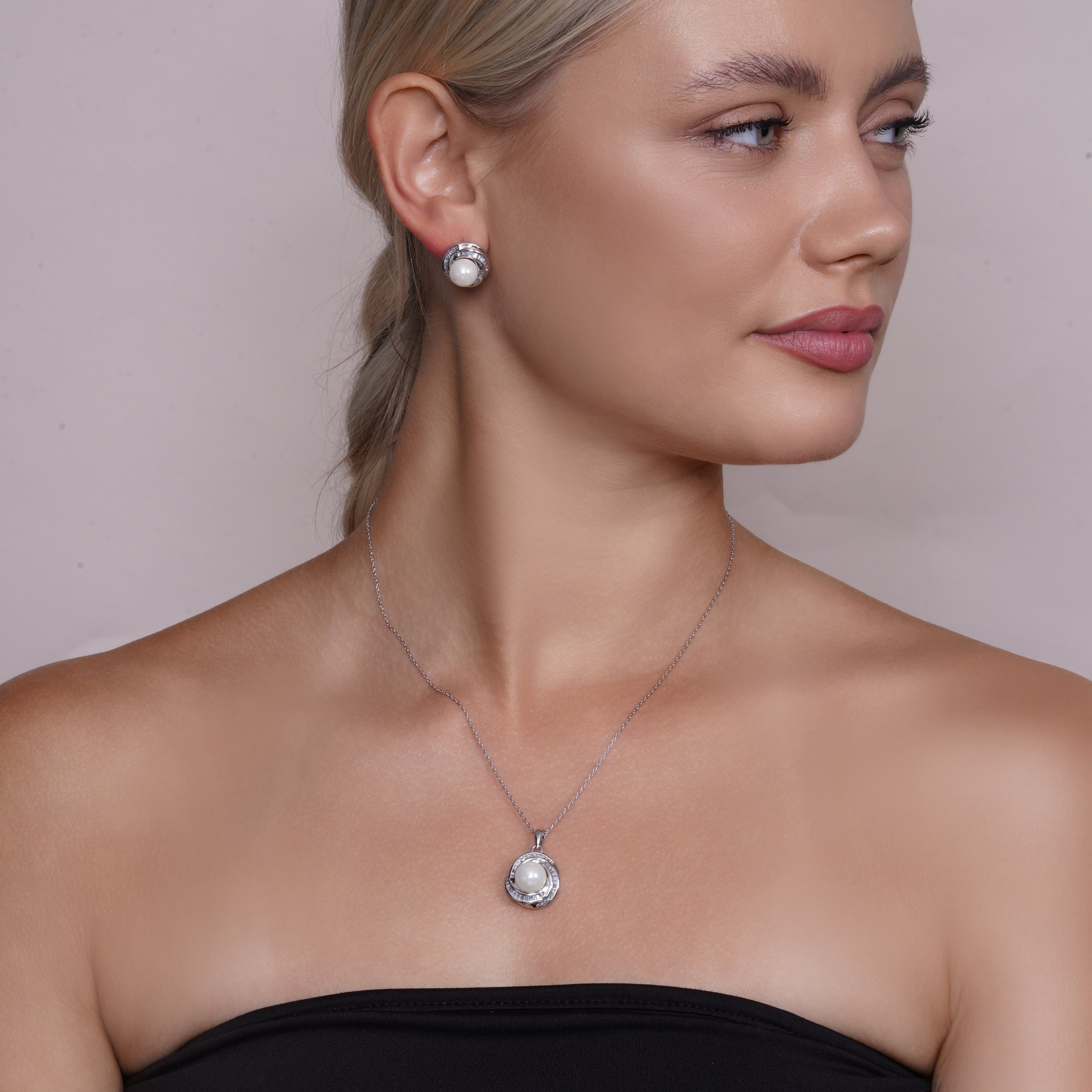 Juego de pendientes y collar con perla central y circonitas cúbicas tipo baguette transparentes de plata de ley 925 bañada en rodio - BGS00207