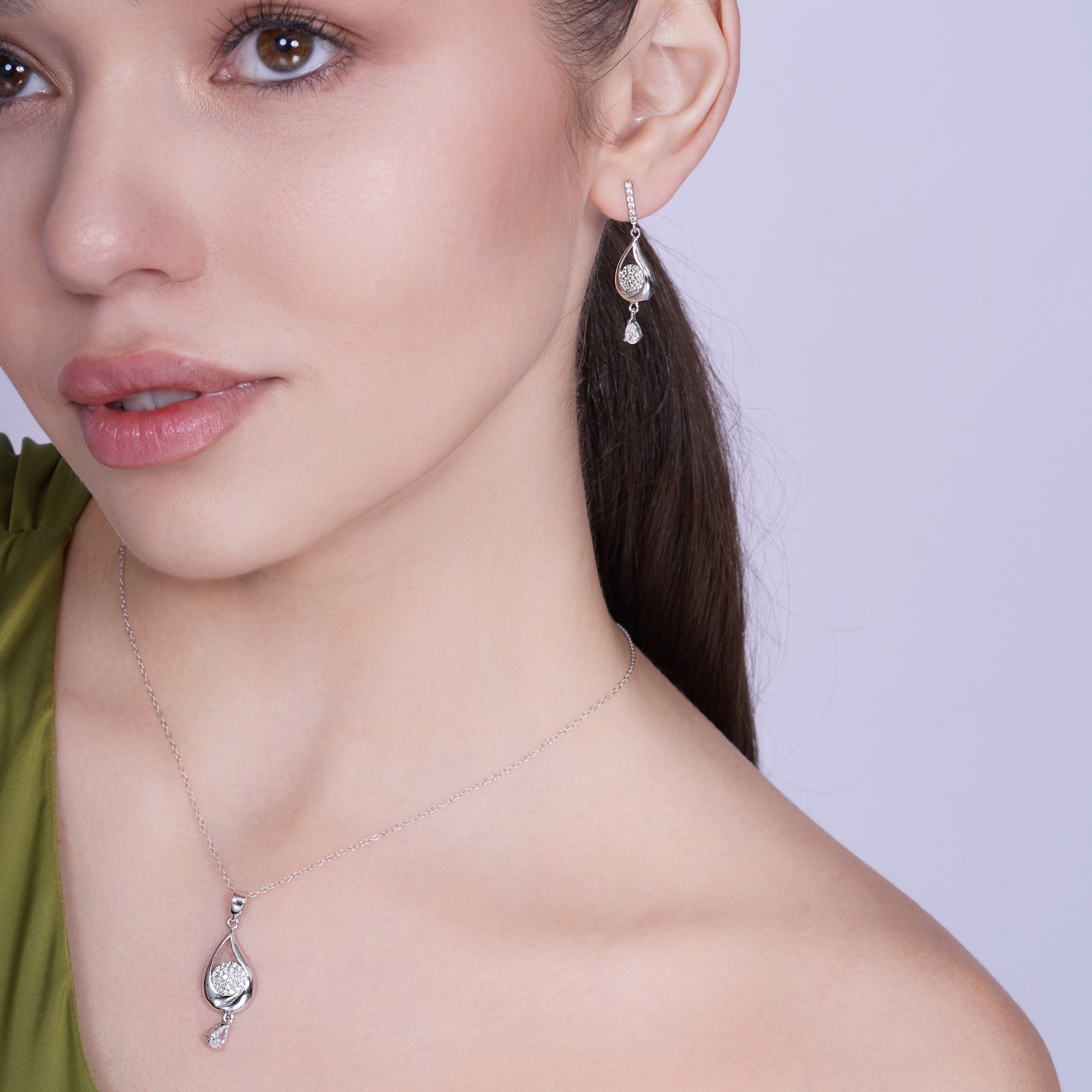 Juego de aretes colgantes y collar colgante con circonita cúbica transparente en forma de lágrima chapada en rodio de plata 925 - BGS00210
