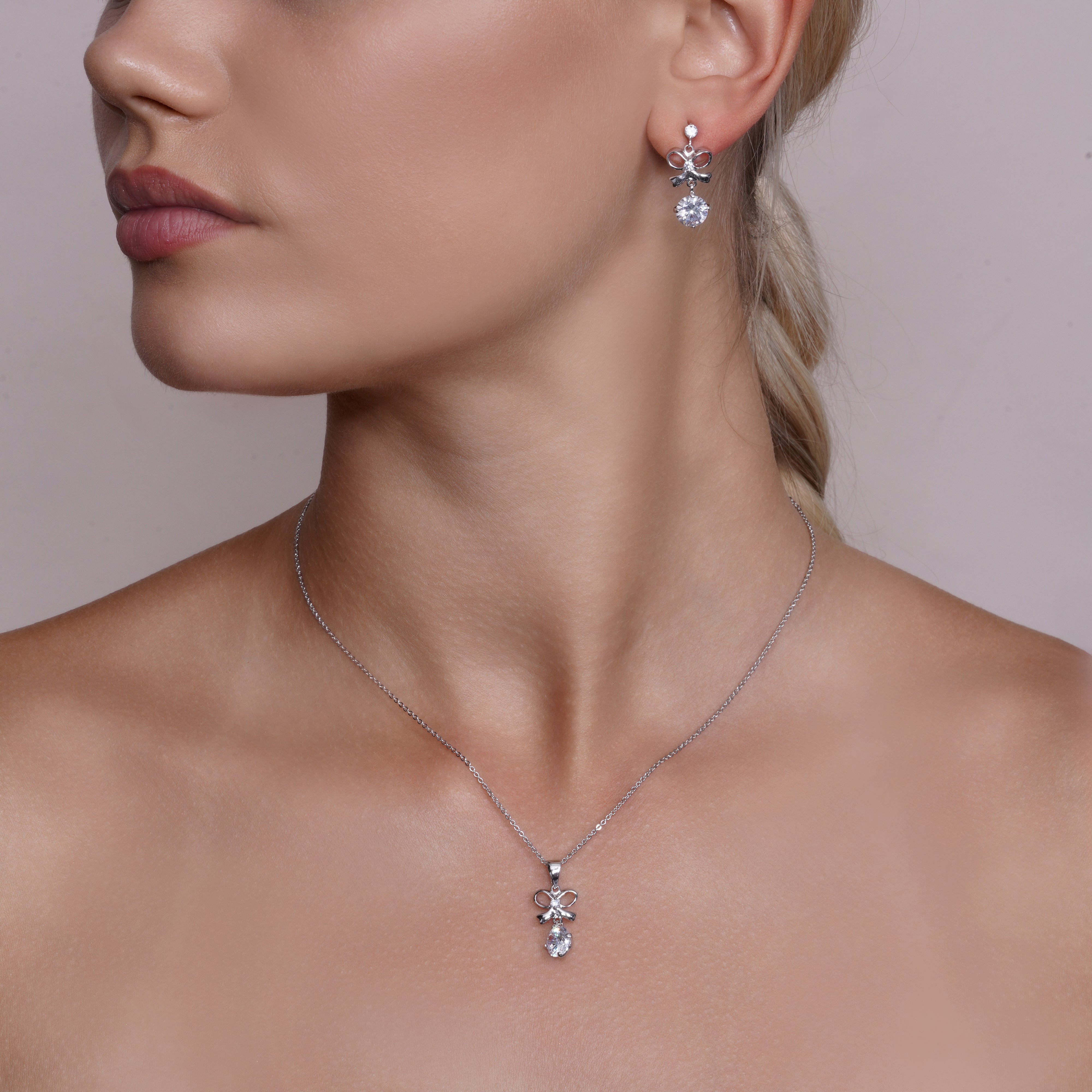 Conjunto de collar y pendientes colgantes de plata de ley 925 con lazo transparente de circonitas cúbicas y baño de rodio - BGS00229