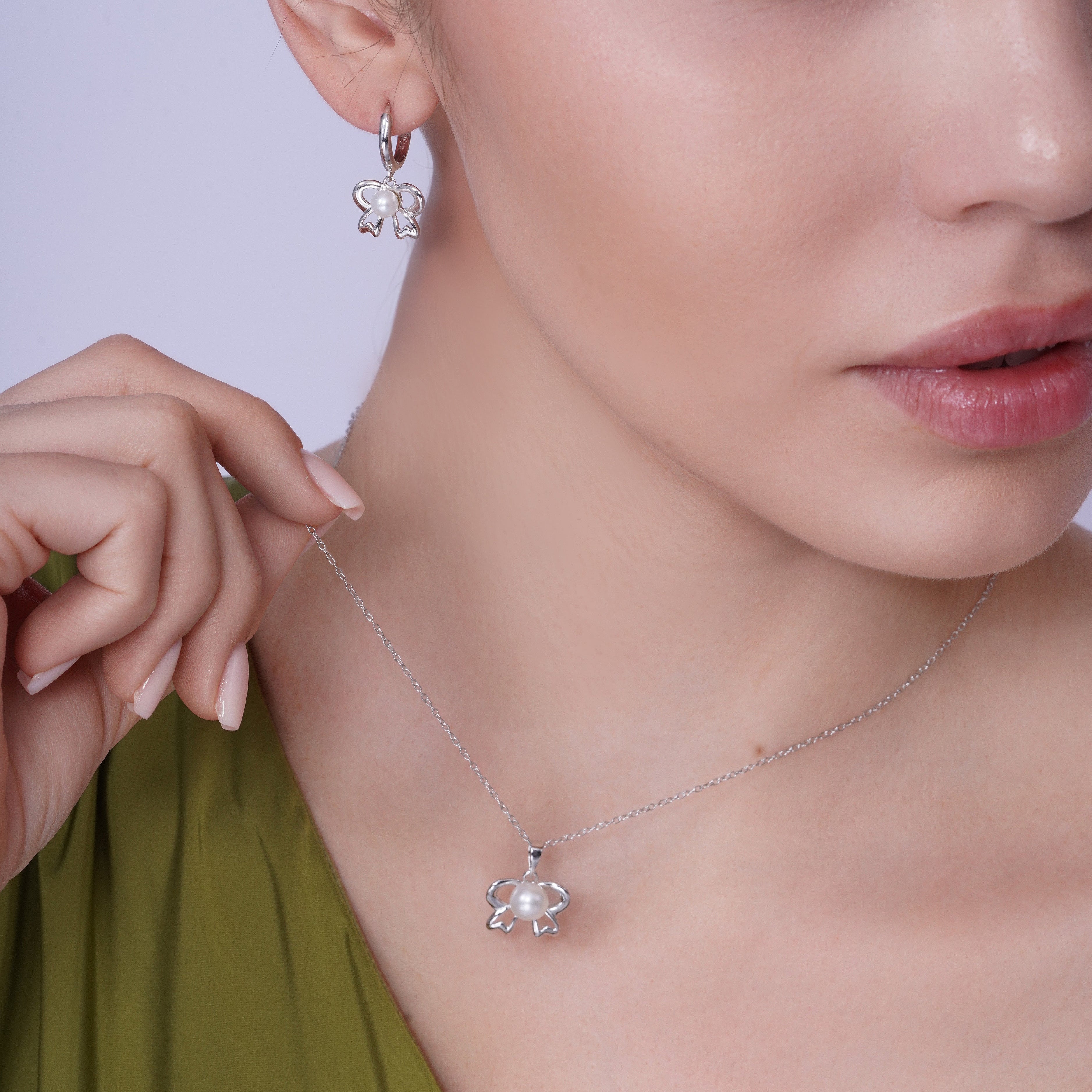 Juego de aretes y collar con cinta de perlas chapadas en rodio en plata 925 - BGS00240