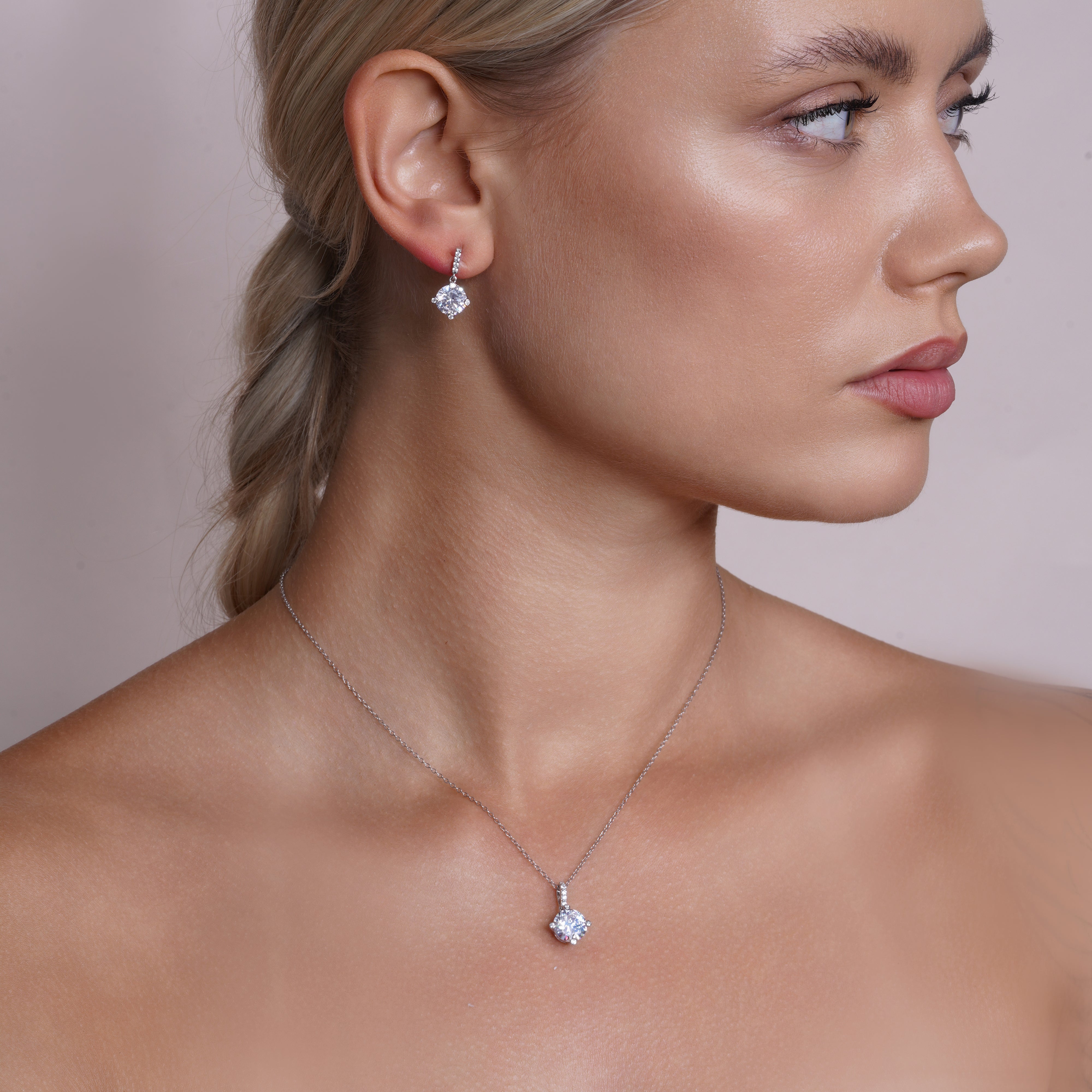 Conjunto de pendientes colgantes y collar con circonitas redondas transparentes de plata de ley 925 bañada en rodio - BGS00241