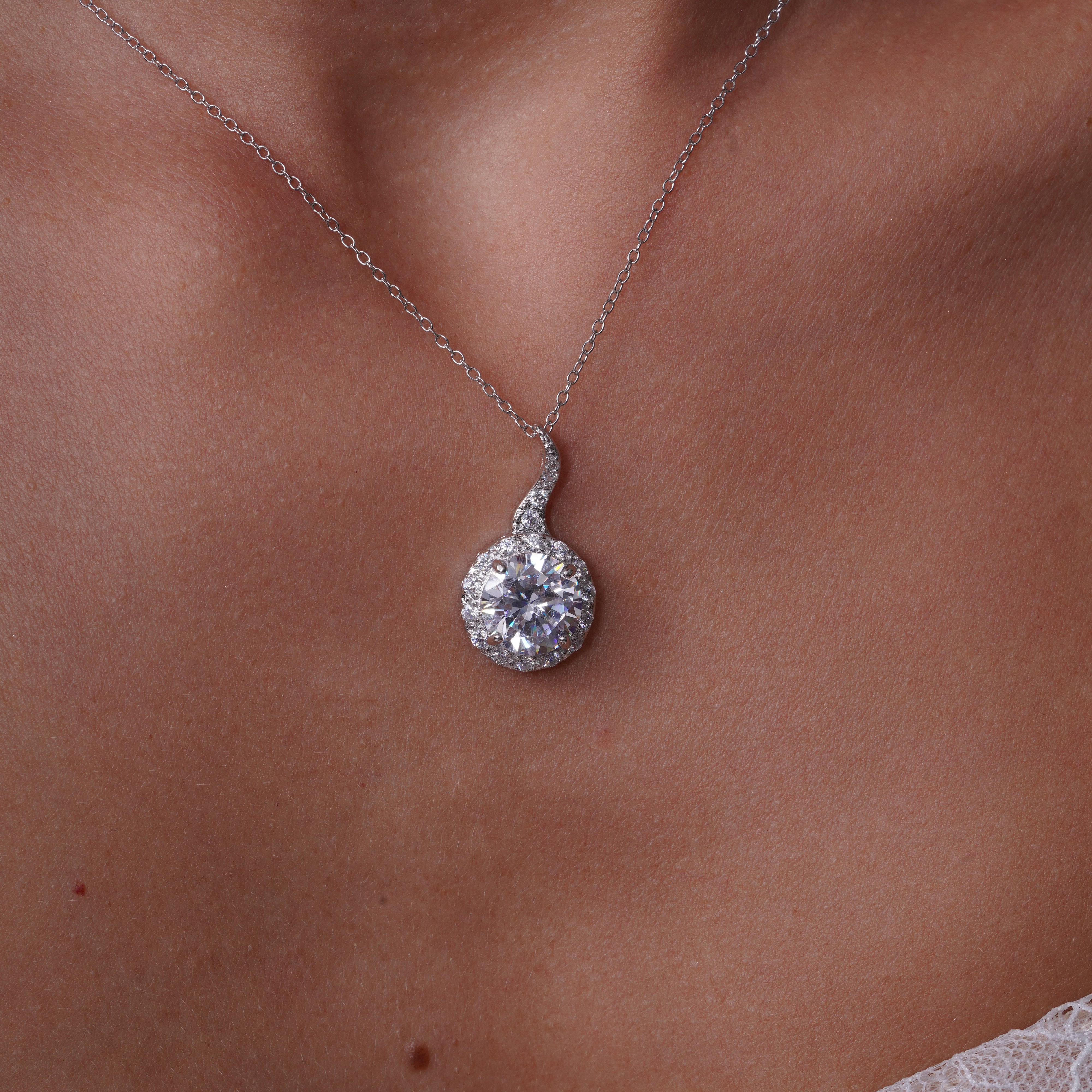 Juego de aretes colgantes y collar colgante con circonita cúbica redonda transparente chapada en rodio de plata 925 - BGS00258