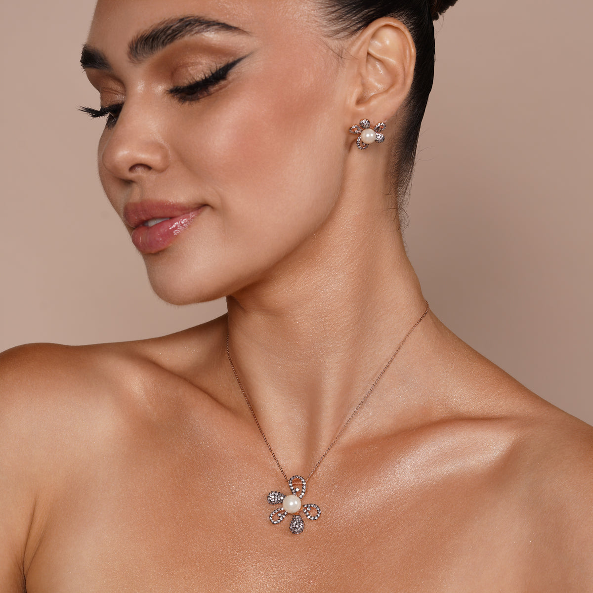Liquidación - Conjunto de aretes y collar con perla, flor de circonita transparente y baño de oro y rodio negro en plata 925 - BGS00317