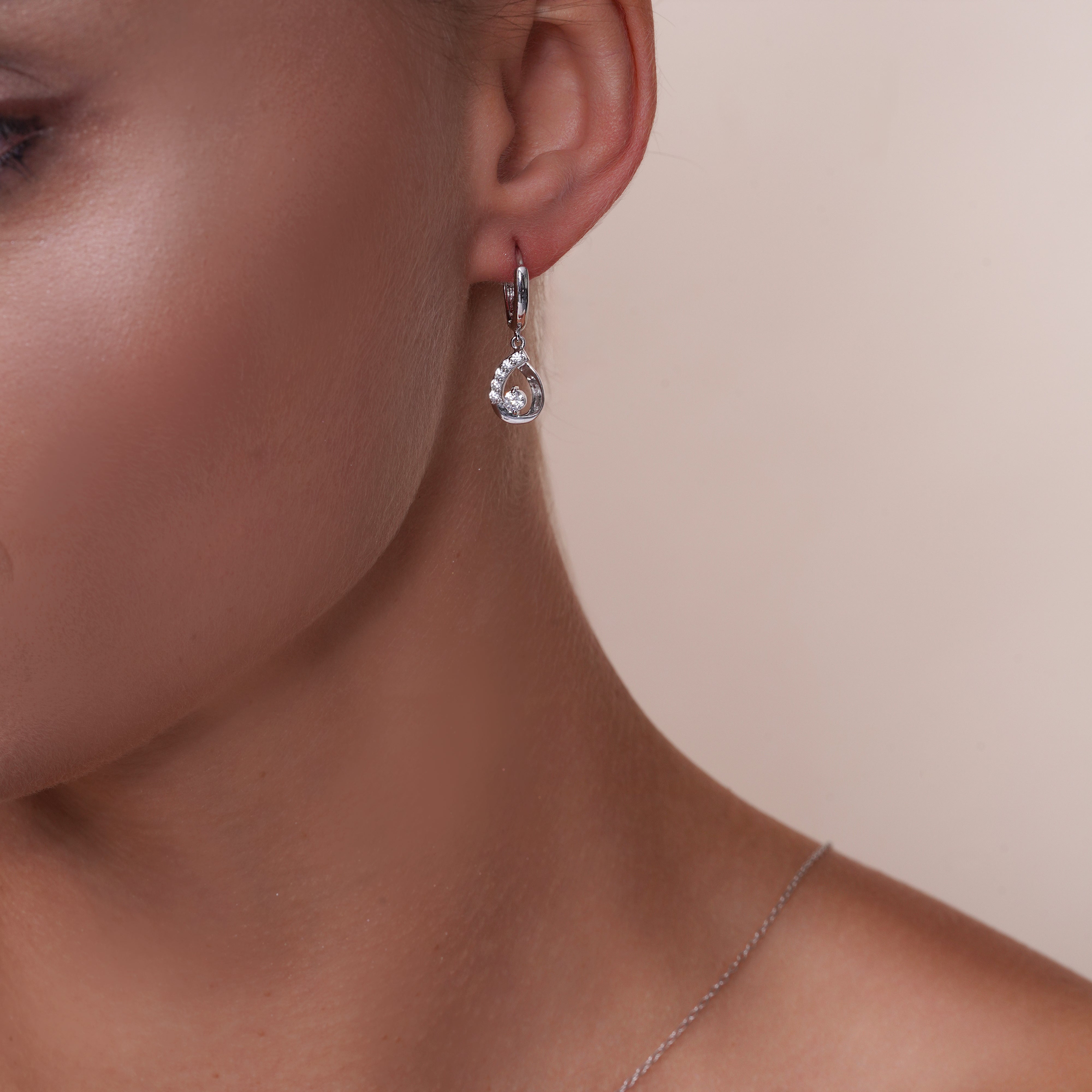 Juego de aretes y collar con circonita cúbica en racimo de lágrima transparente chapado en rodio en plata 925 - BGS00363