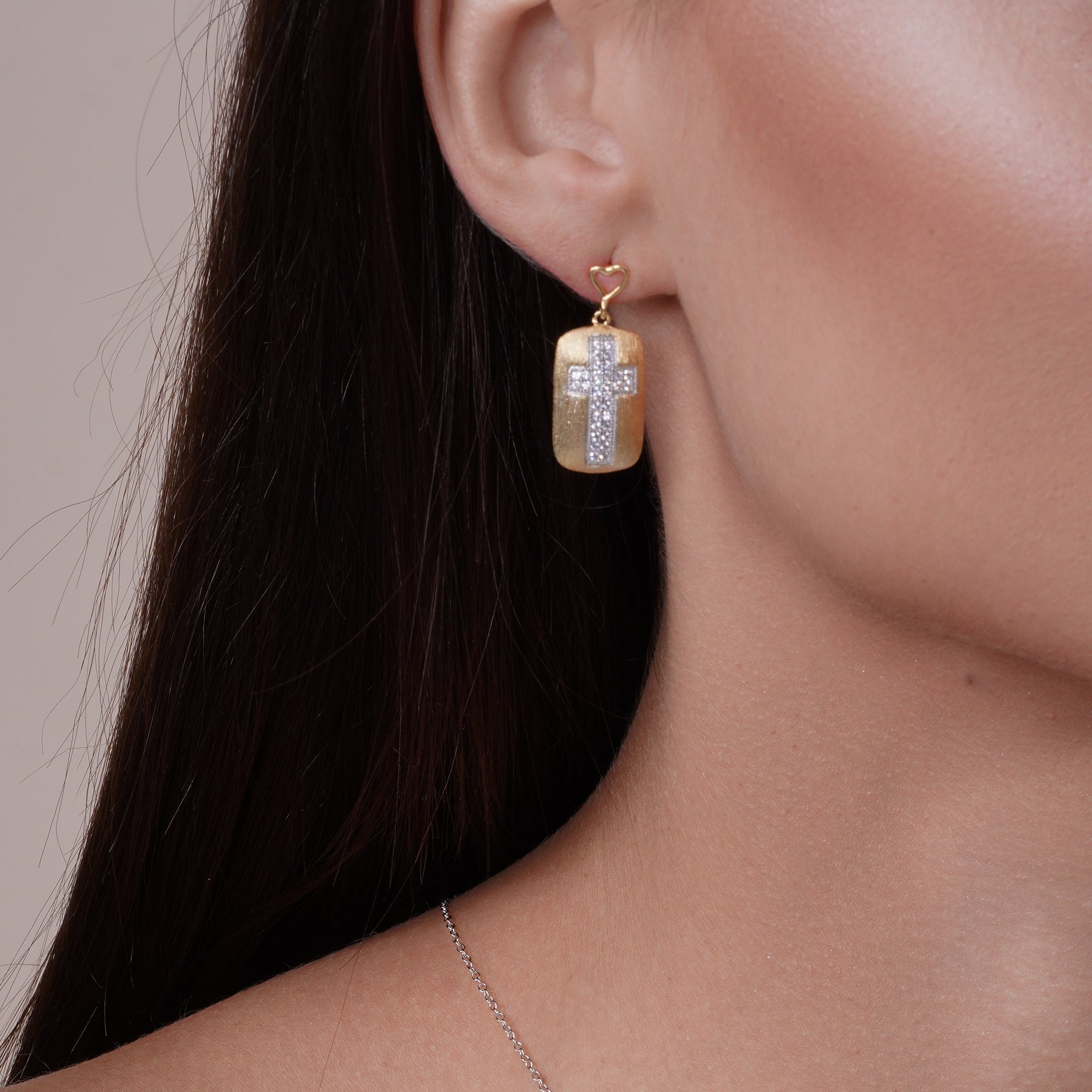 Liquidación - Conjunto de aretes y collar colgantes con corazón abierto en cruz de circonitas transparentes en plata 925 bañada en rodio y oro - BGS00382