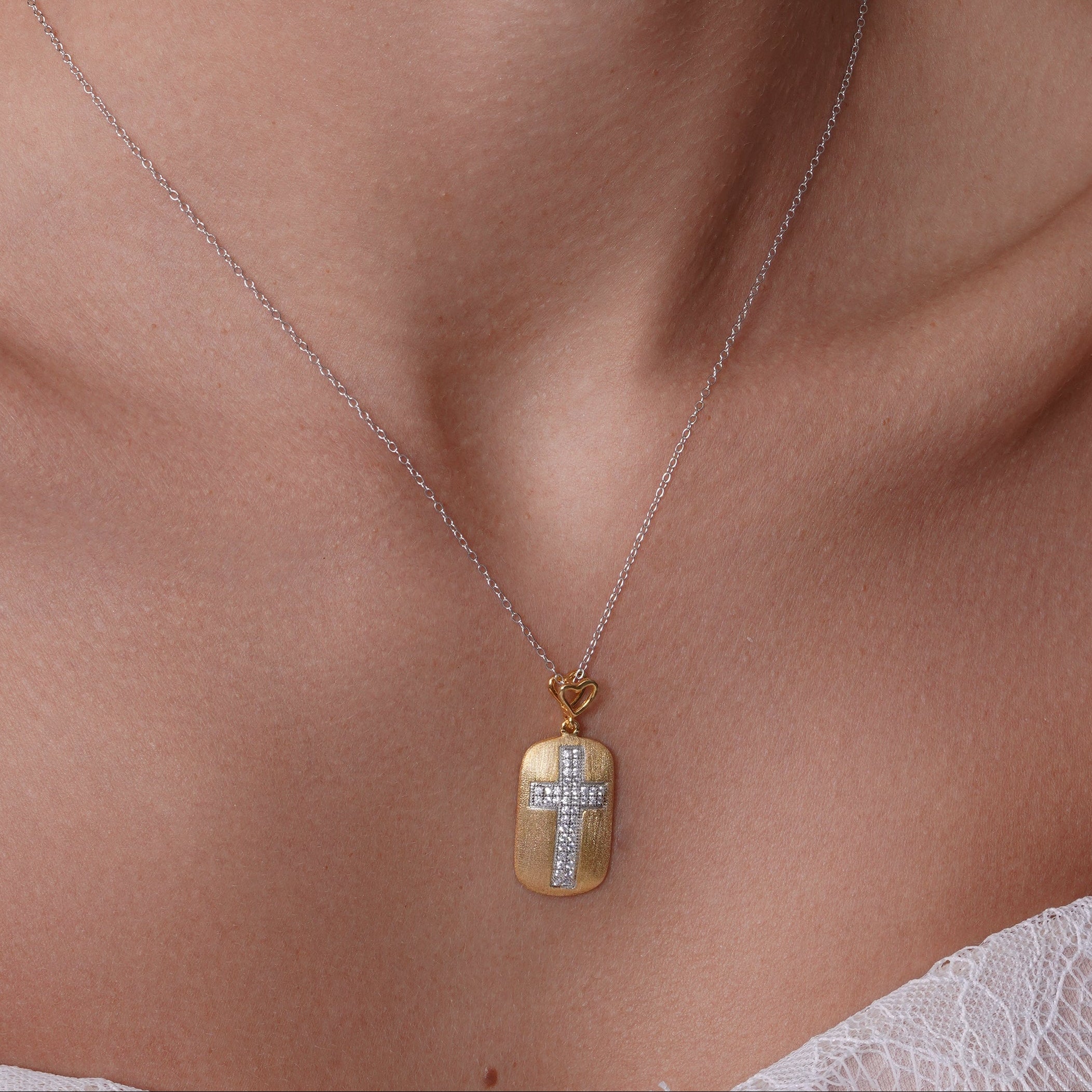 Liquidación - Conjunto de aretes y collar colgantes con corazón abierto en cruz de circonitas transparentes en plata 925 bañada en rodio y oro - BGS00382