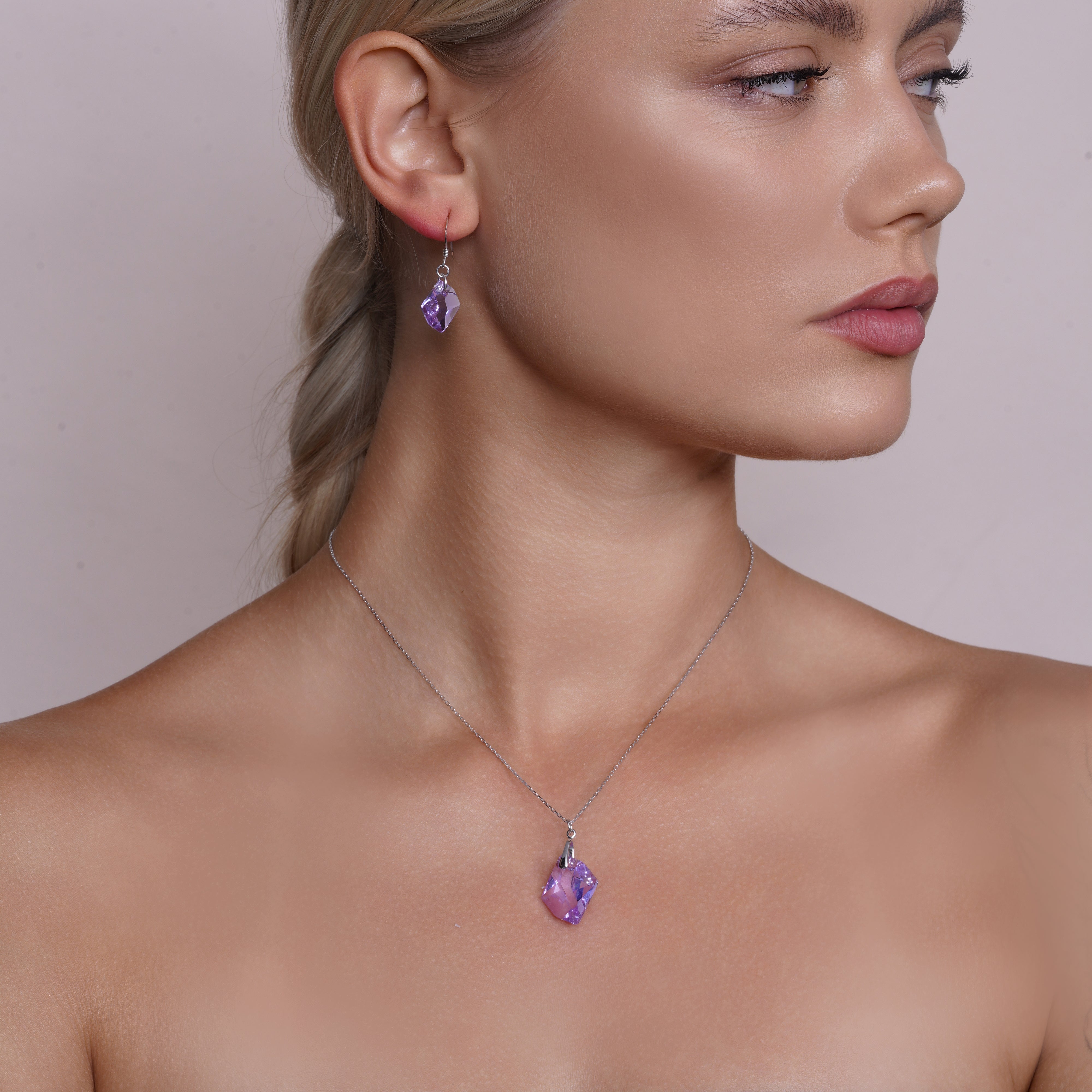 Juego de collar y pendientes colgantes abstractos de plata 925 con baño de rodio y circonitas cúbicas moradas - BGS00387