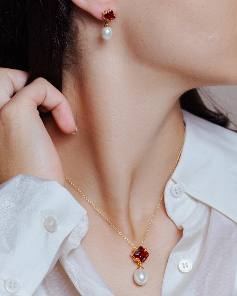 Juego de aretes colgantes y collar colgante con circonita roja en forma de diamante y perla chapada en oro de plata 925 - BGS00432RED