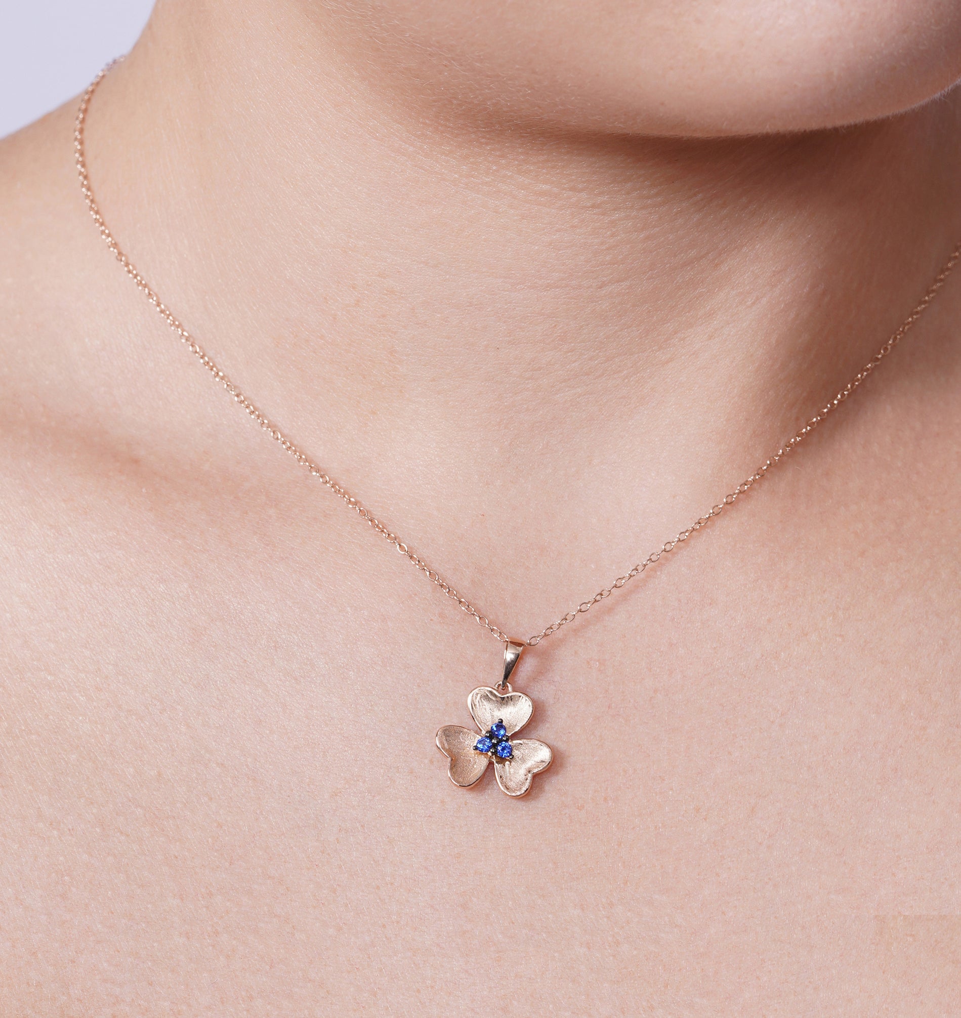 Conjunto de flores de plata de ley 925 con baño de rodio negro y oro rosa, acabado mate y circonita azul - BGS00514