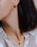 Conjunto de pendientes y collar con cruz de trébol con circonitas y piedra roja en plata de ley 925 bañada en oro - BGS00523RED