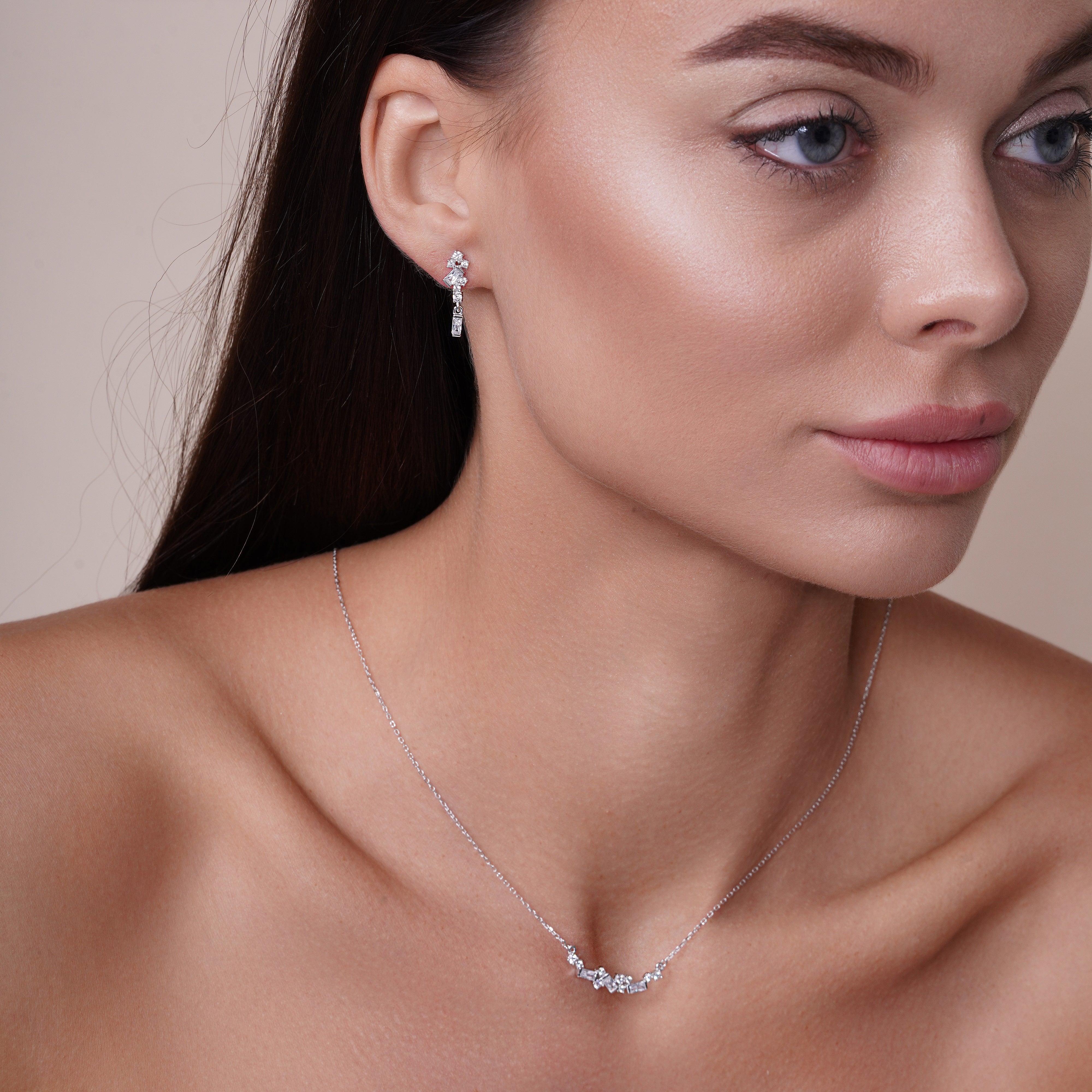 Conjunto de collar y pendientes de plata de ley 925 rodiada con circonitas y piedra baguette - BGS00532