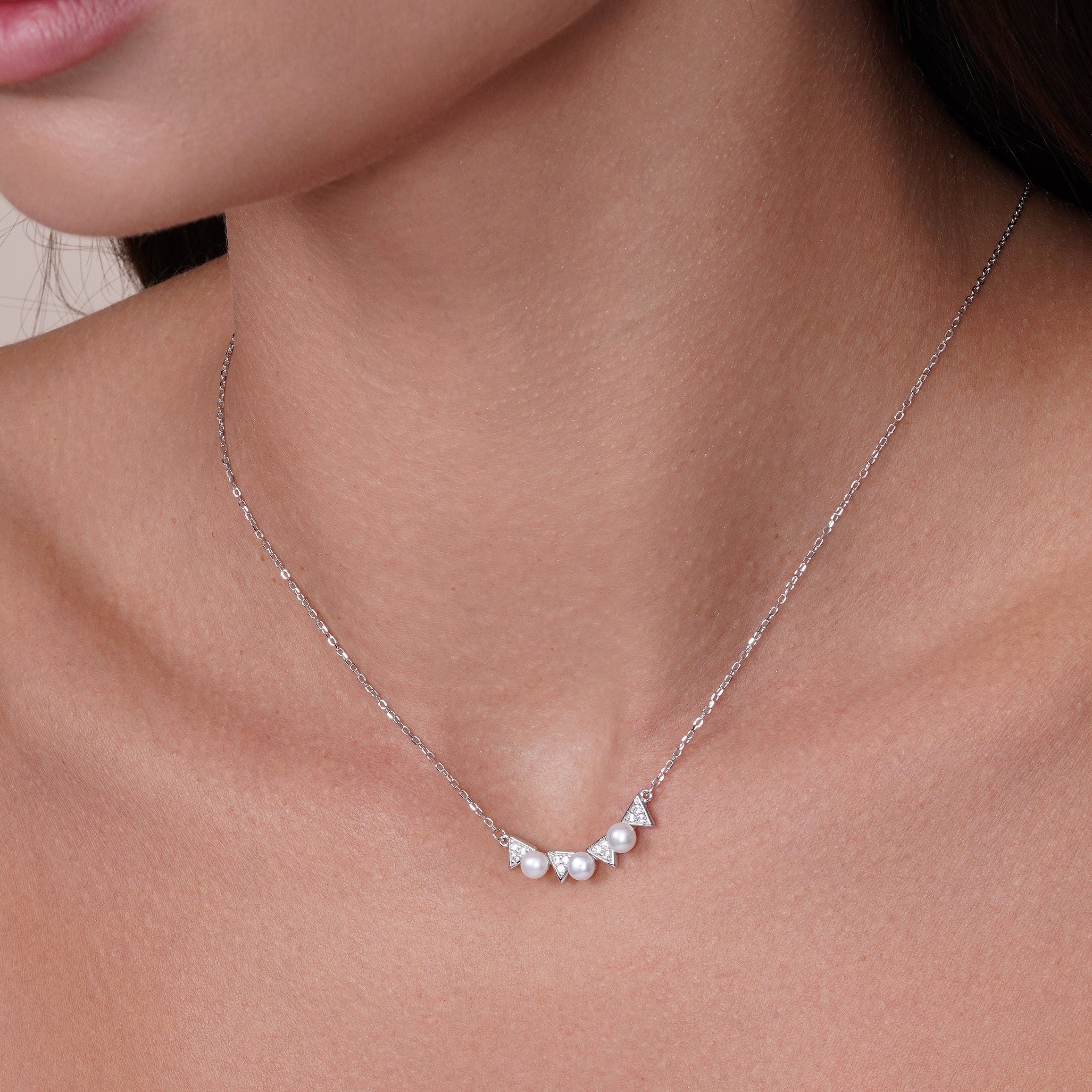 Conjunto de collar y pendientes de plata de ley 925 rodiada con colgante de triángulo y perla sintética - BGS00555