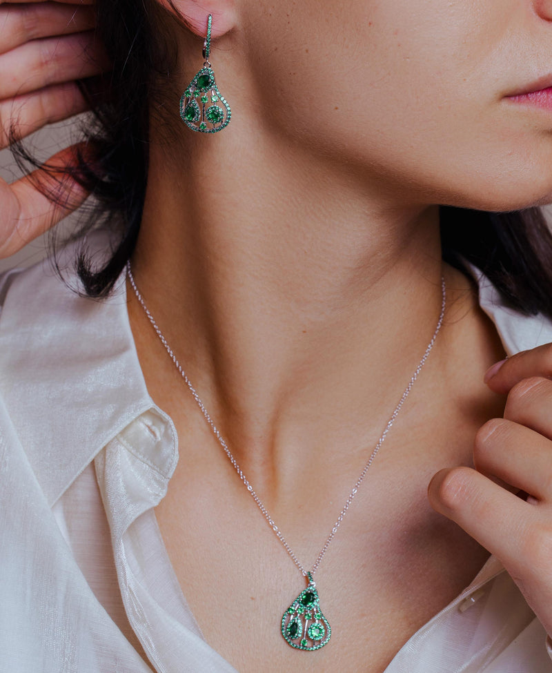 Juego de collar y aretes colgantes en forma de pera chapados en