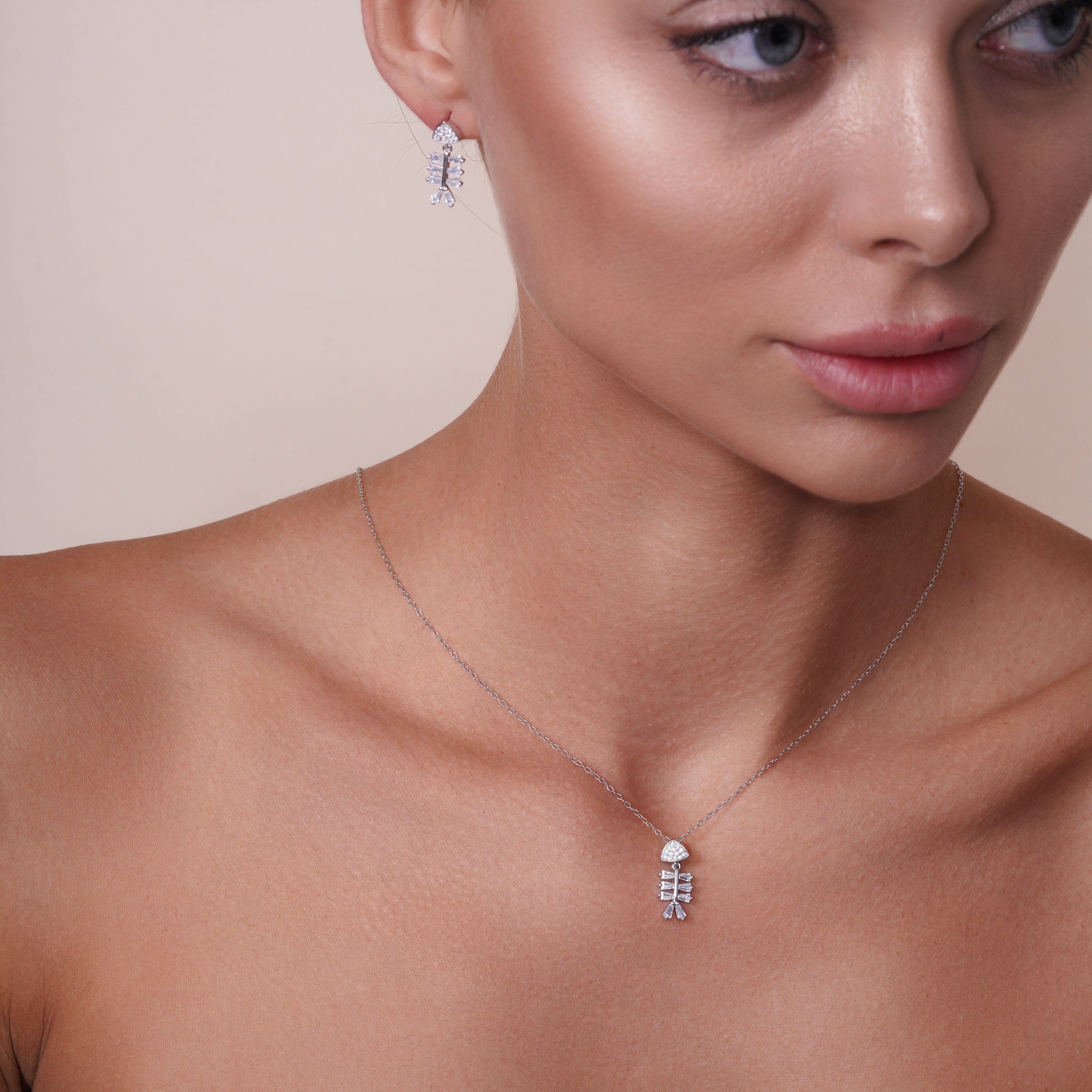 Conjunto de pendientes y colgante de plata de ley 925 rodiada con circonitas cúbicas transparentes y diseño baguette de espina de pescado - BGS00619
