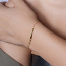 Pulsera de lazo con barra curvada de plata de ley 925 bañada en oro - DIB00059GP