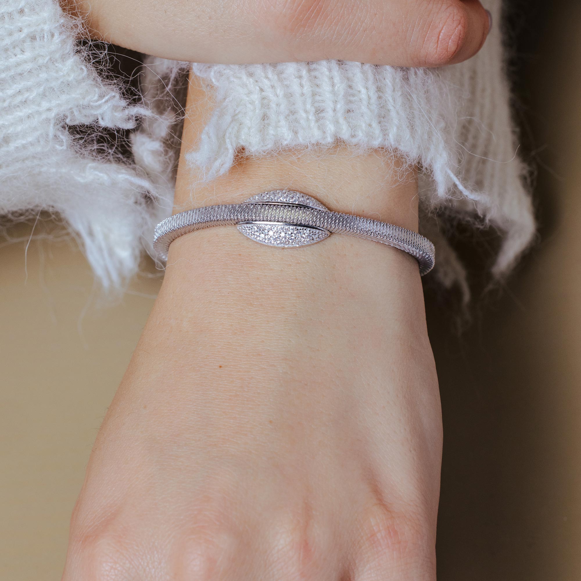 Brazalete italiano de plata 925 chapada en rodio con diseño de centro ovalado - ECB00015RH