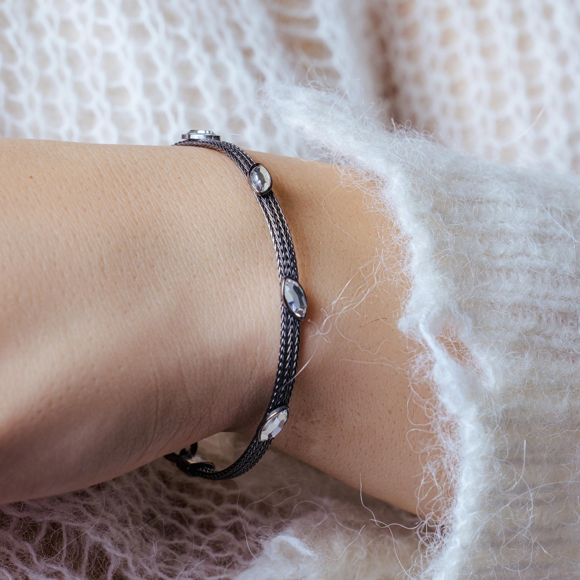 Pulsera plana de plata de ley 925 con baño de rodio negro y circonitas - ECB00048BLK