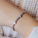 Pulsera de plata de ley 925 rodiada con dos hilos de circonitas y dije de flor - ECB00055RH