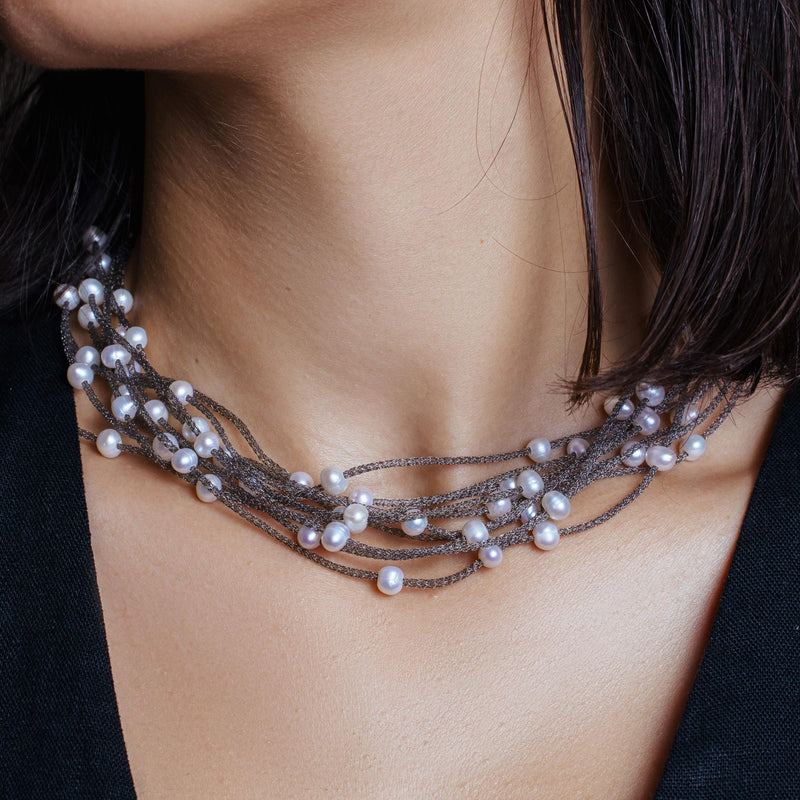 Collar de múltiples hebras chapado en rodio negro de plata 925 con detalles de perlas frescas - ECN00018BL