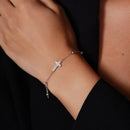 Pulsera ajustable de plata de ley 925 rodiada de 7,6 mm x 13,2 mm con corte de diamante en forma de cruz y circonitas transparentes - GMB00160