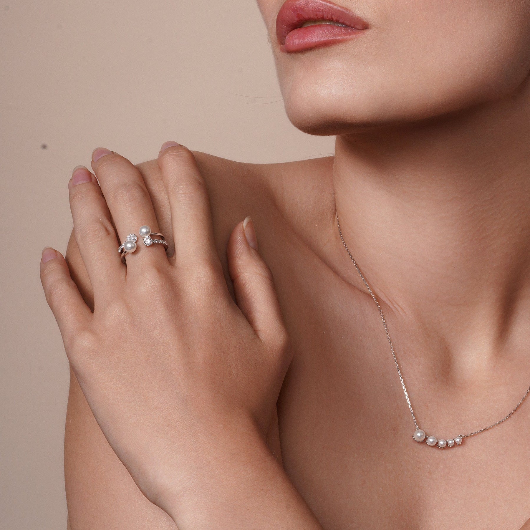 Anillo de plata 925 bañado en rodio con circonita cúbica de 2 hileras y perlas sintéticas - GMR00131