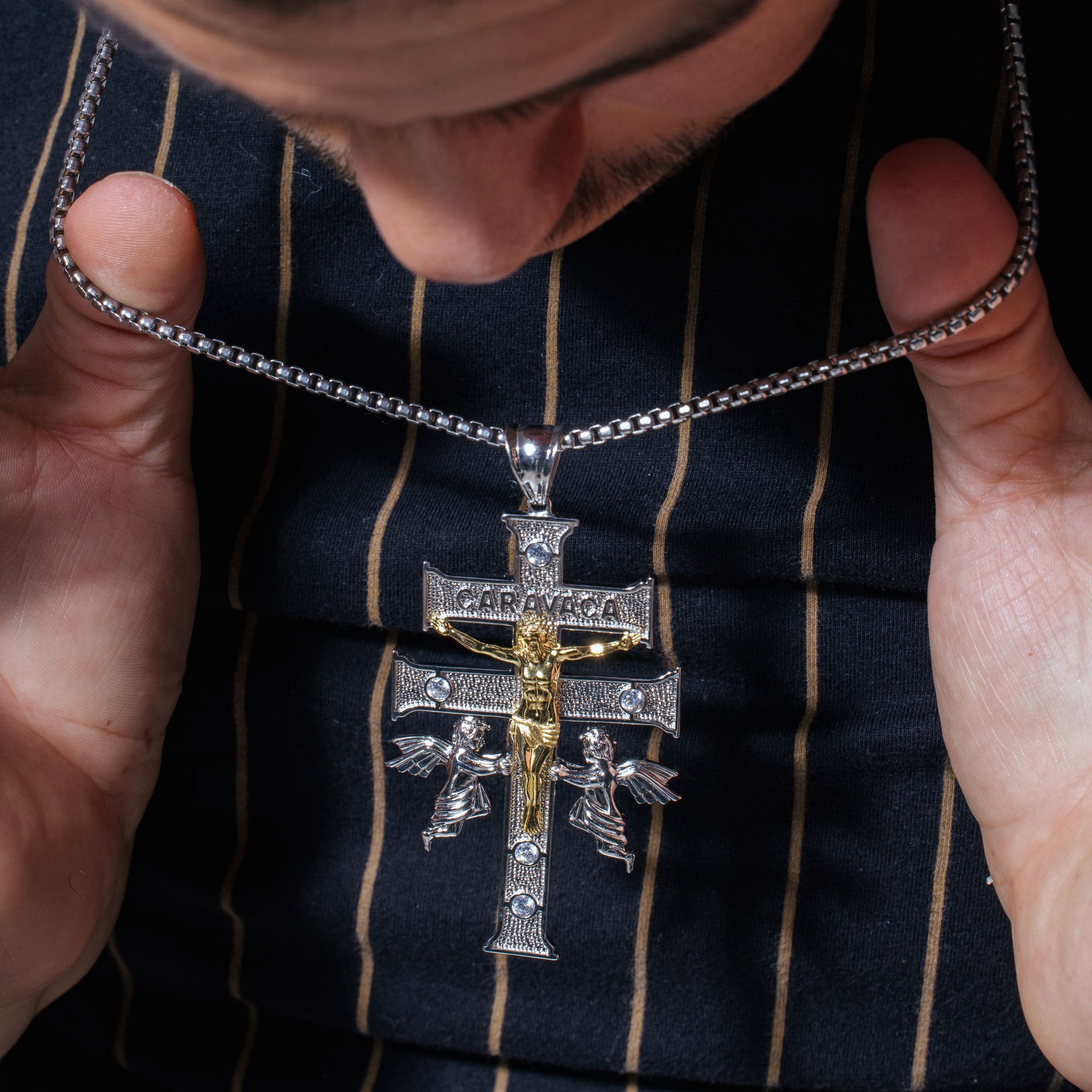 Colgante de plata de ley 925 con cruz de Caravaca chapada en 2 tonos y circonita transparente - GMP00116RG