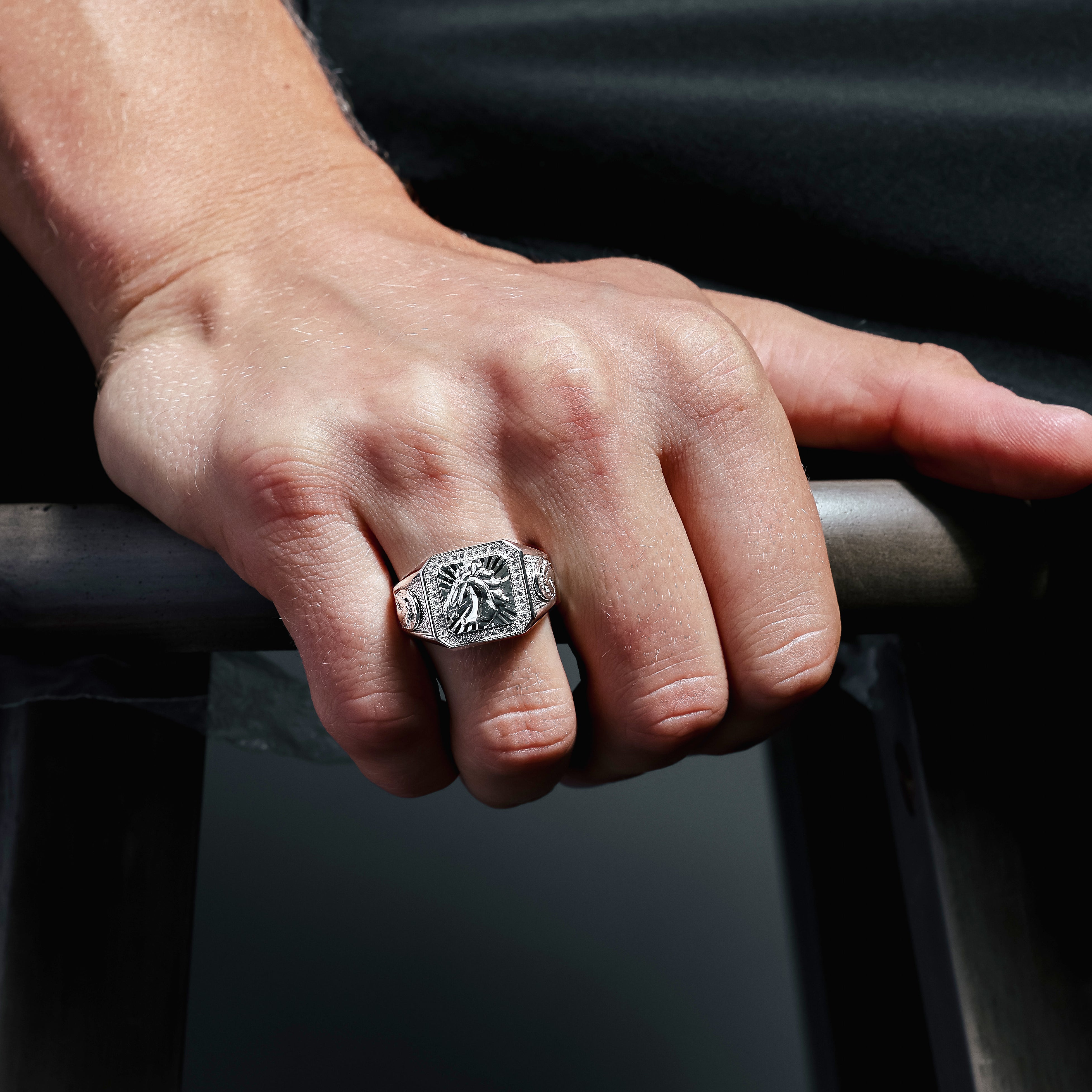 Anillo de plata de ley 925 rodiada con circonita cúbica y semental para hombre - GMR00239RH