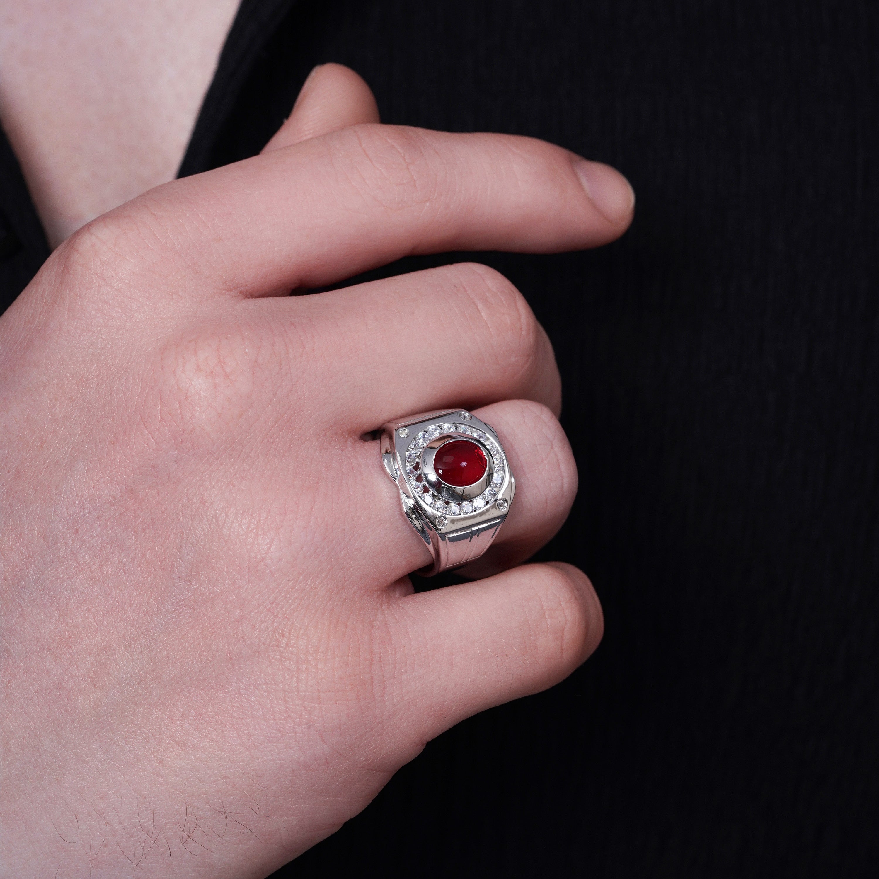 Anillo para hombre de plata de ley 925 rodiada con rubí redondo y circonita cúbica transparente de 16,6 mm x 16,6 mm - GMR00415