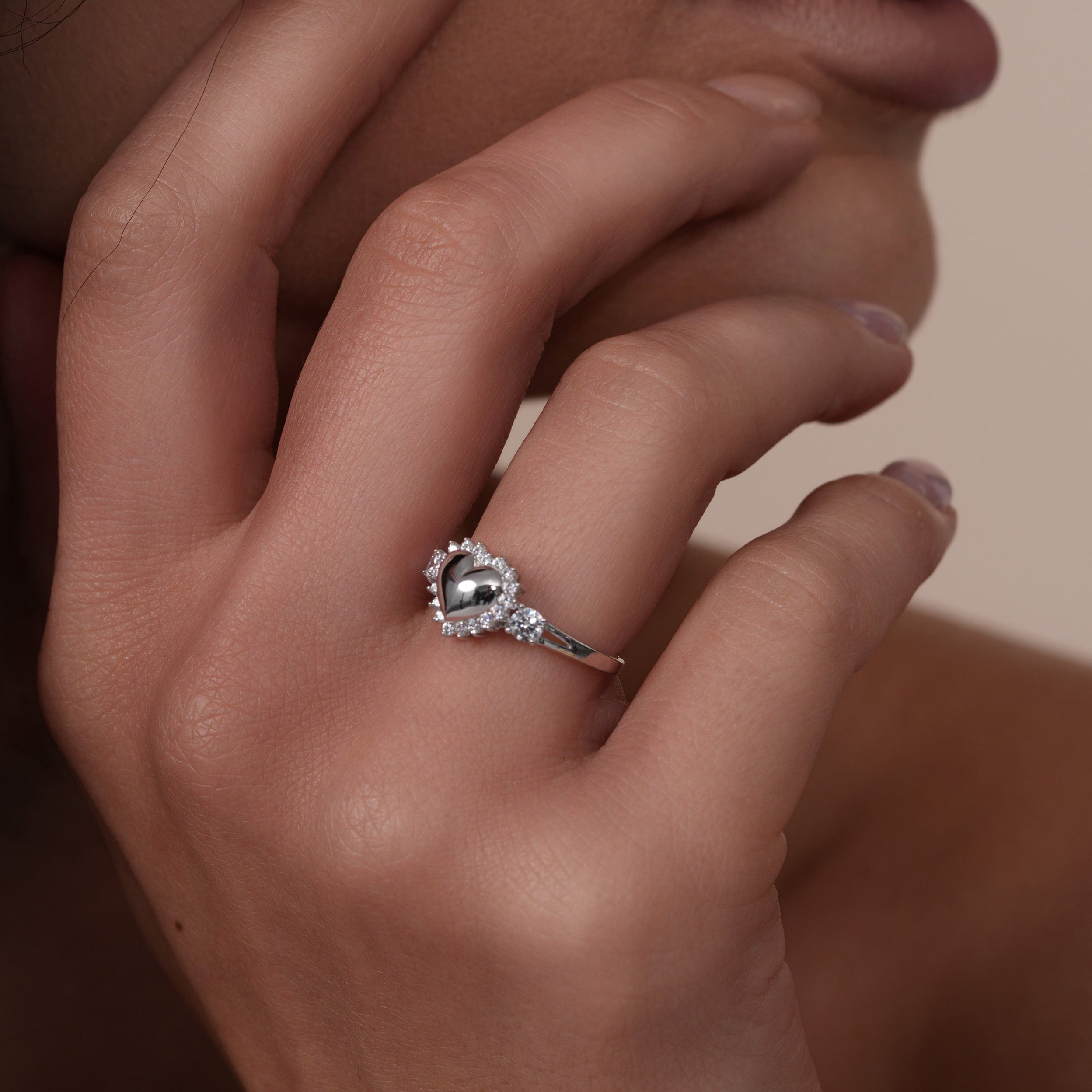 Anillo de plata de ley 925 rodiada con forma de corazón de 9 mm x 10 mm y circonita cúbica transparente - GMR00436