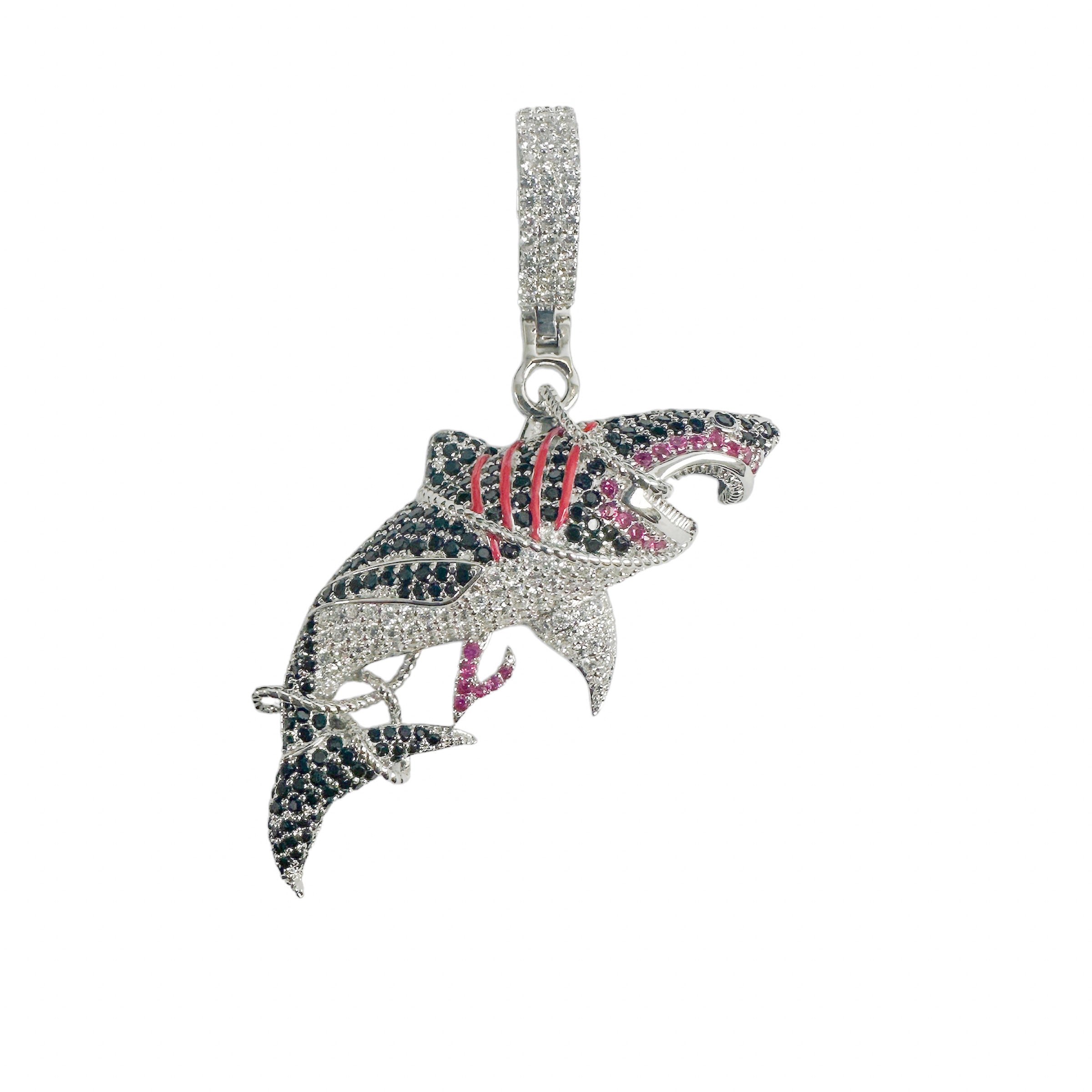 Colgante de tiburón enredado en plata de ley 925 rodiada con circonitas negras, rojas y transparentes - SLP00405