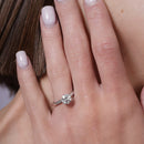 Anillo de compromiso solitario de plata de ley 925 rodiada con diamantes redondos de 7 mm cultivados en laboratorio y detalles pavé - LGMR00003