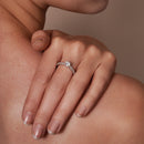 Anillo de compromiso solitario de plata de ley 925 rodiada con pavé de diamantes redondos de 5 mm cultivados en laboratorio - LGMR00006