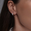 Pendiente de aro con cruz de moissanita en plata de ley 925 rodiada - MGME00037