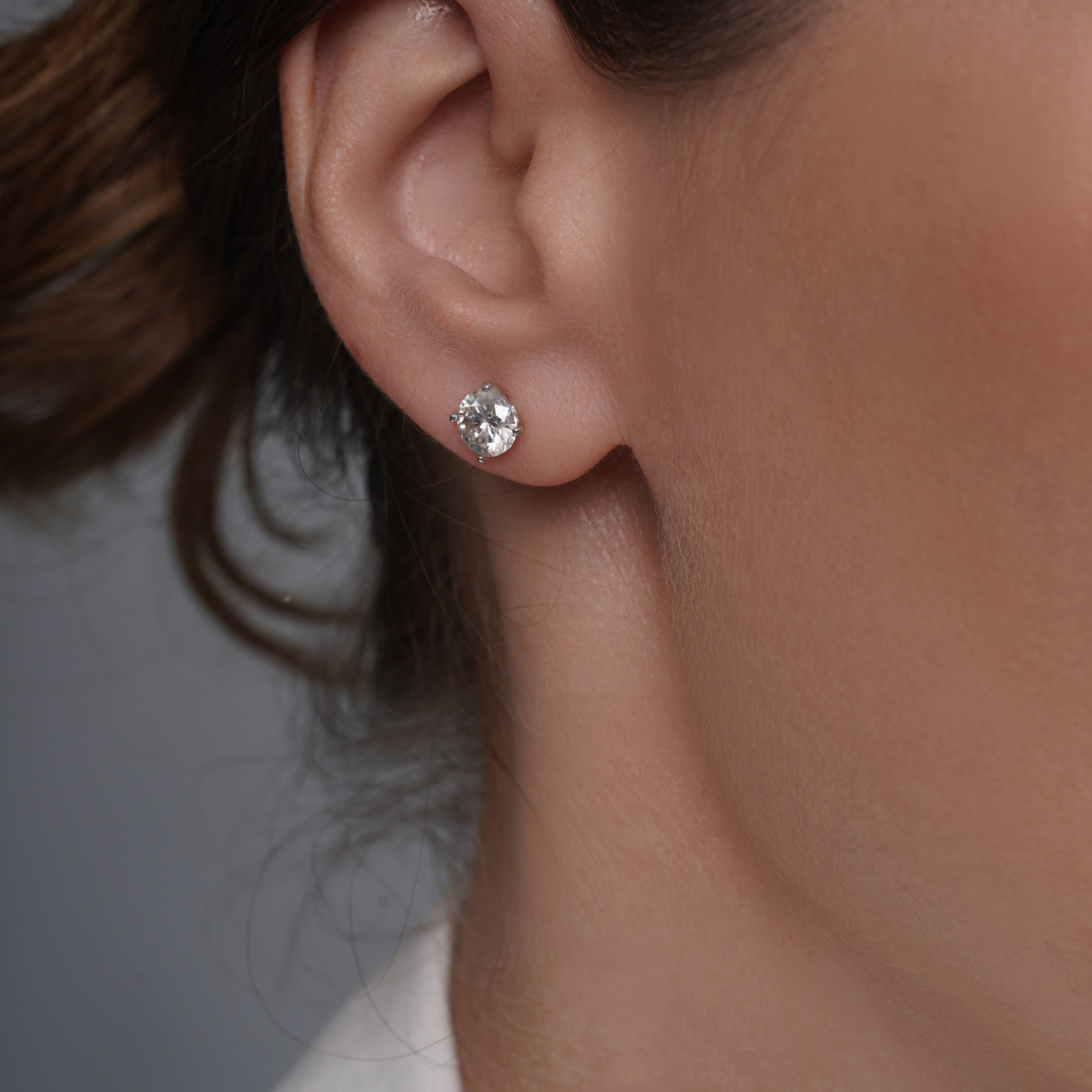 Rhodium Plated 925 Sterling Silver Round Moissanite Studded 6.5mm 