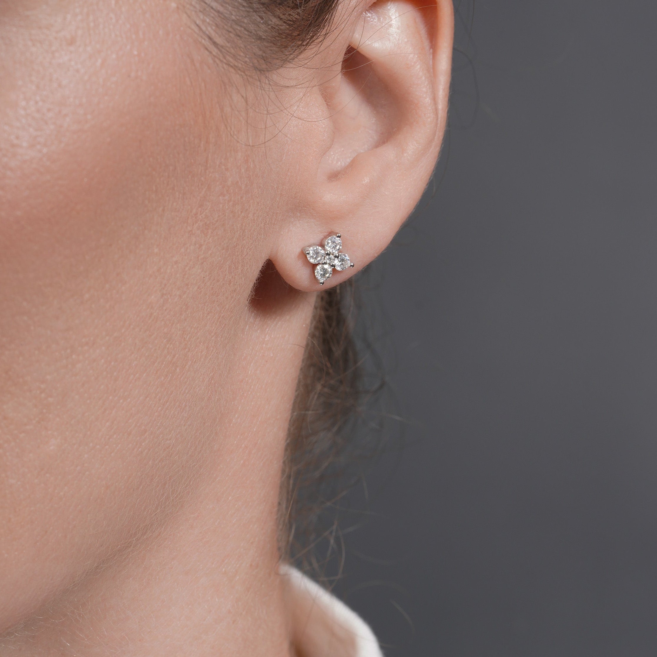 Pendiente de aro con cruz de moissanita en plata de ley 925 rodiada - MGME00037