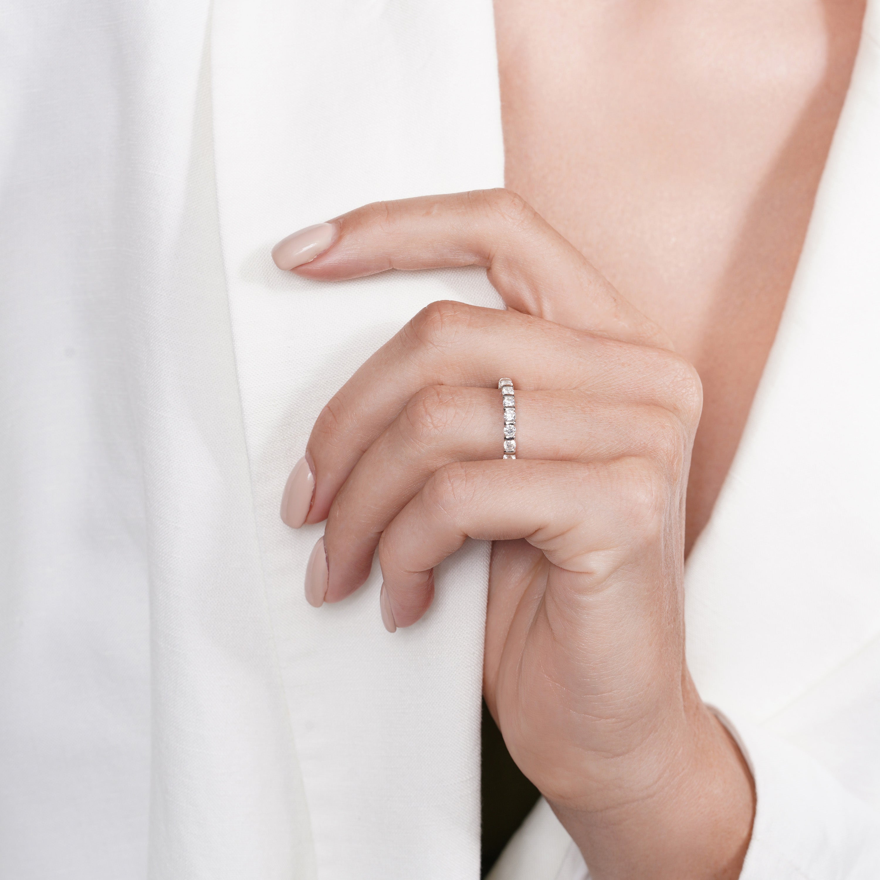 Pendiente de aro con cruz de moissanita en plata de ley 925 rodiada - MGME00037