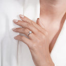 Pendiente de aro con cruz de moissanita en plata de ley 925 rodiada - MGME00037