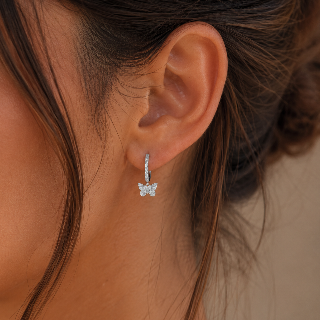 Pendientes de aro con mariposa de plata de ley 925 chapada en rodio y moissanita con corte diamante - MGME00042