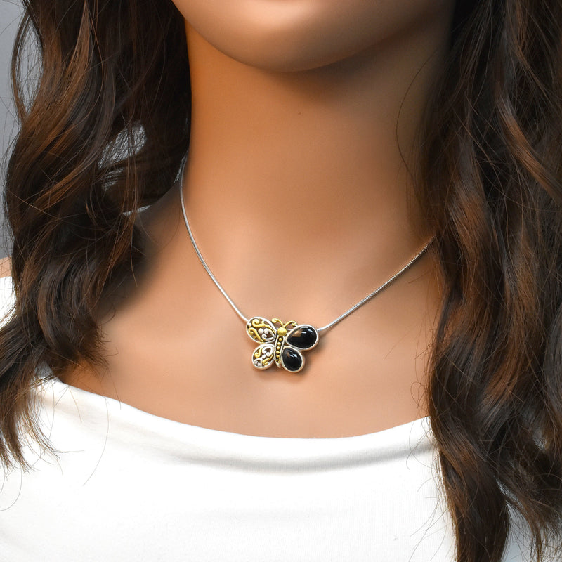 Colgante de mariposa con perlas BLK estilo filigrana con acabado mate en plata de ley - SPP00005BLK