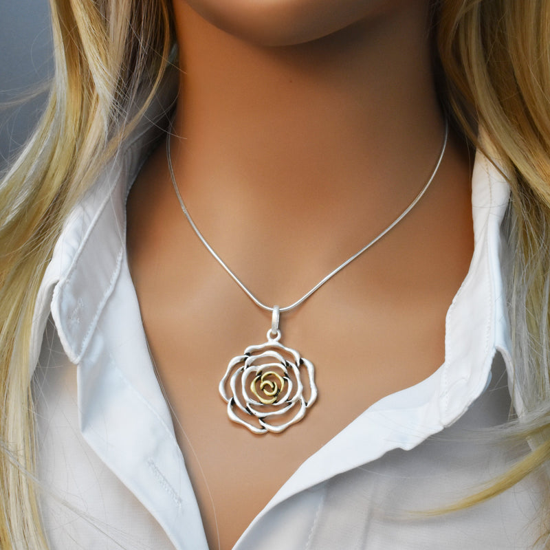 Liquidación - Colgante de plata de ley mate con diseño de flor en dos tonos - SPP00030