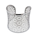 Brazalete de acero inoxidable con delicada flor recortada - SSB00004