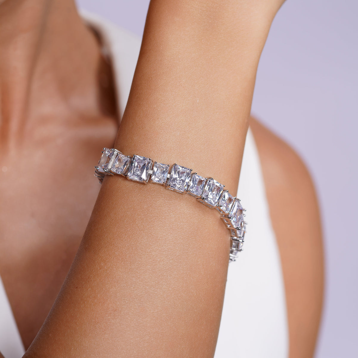Pulsera de tenis de plata de ley 925 chapada en rodio con rectángulos múltiples alternados de circonita cúbica - STB00544RH