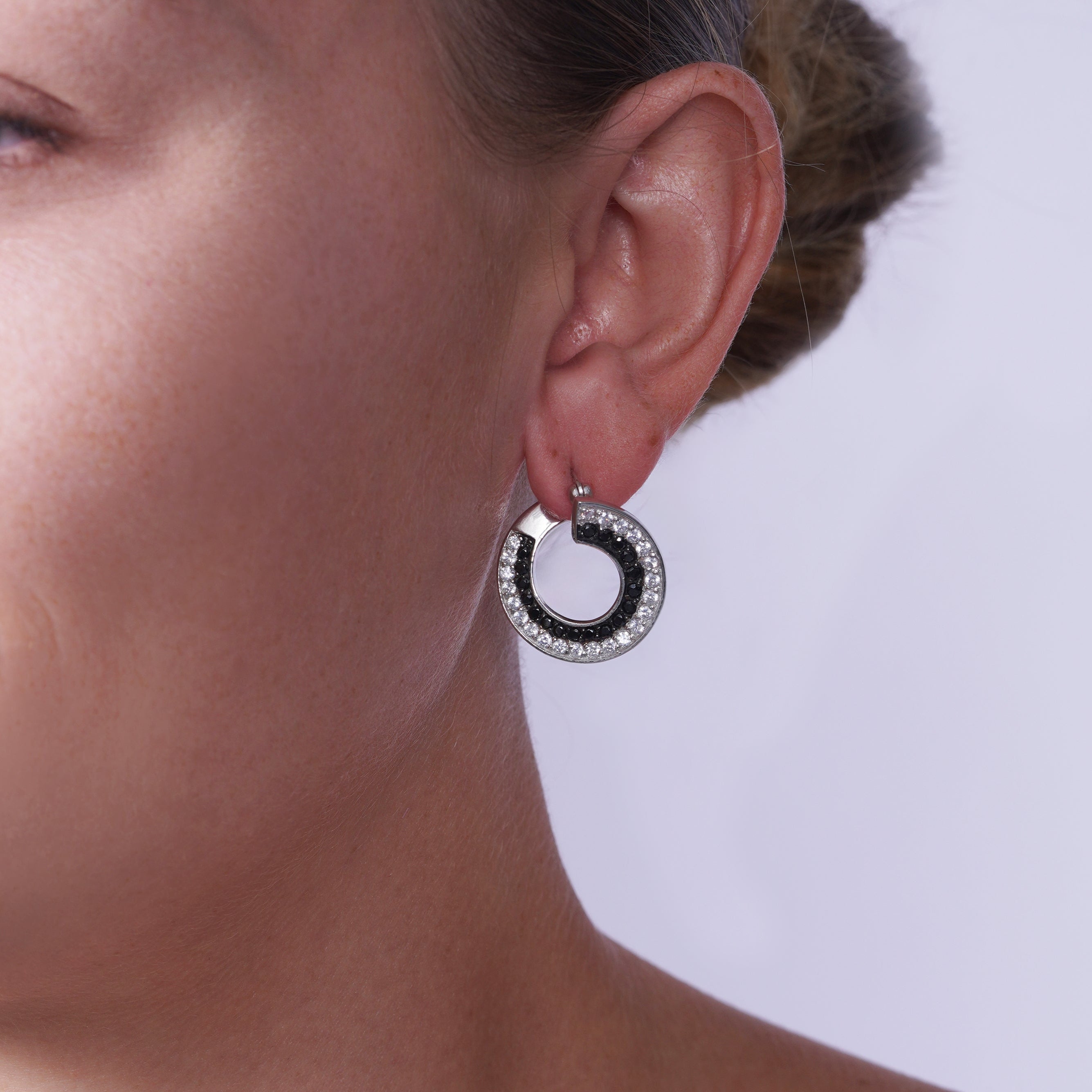 Liquidación - Pendientes de aro con circonitas cúbicas redondas en forma de rampa, bañados en plata 925 negra y rodiada - STE00558