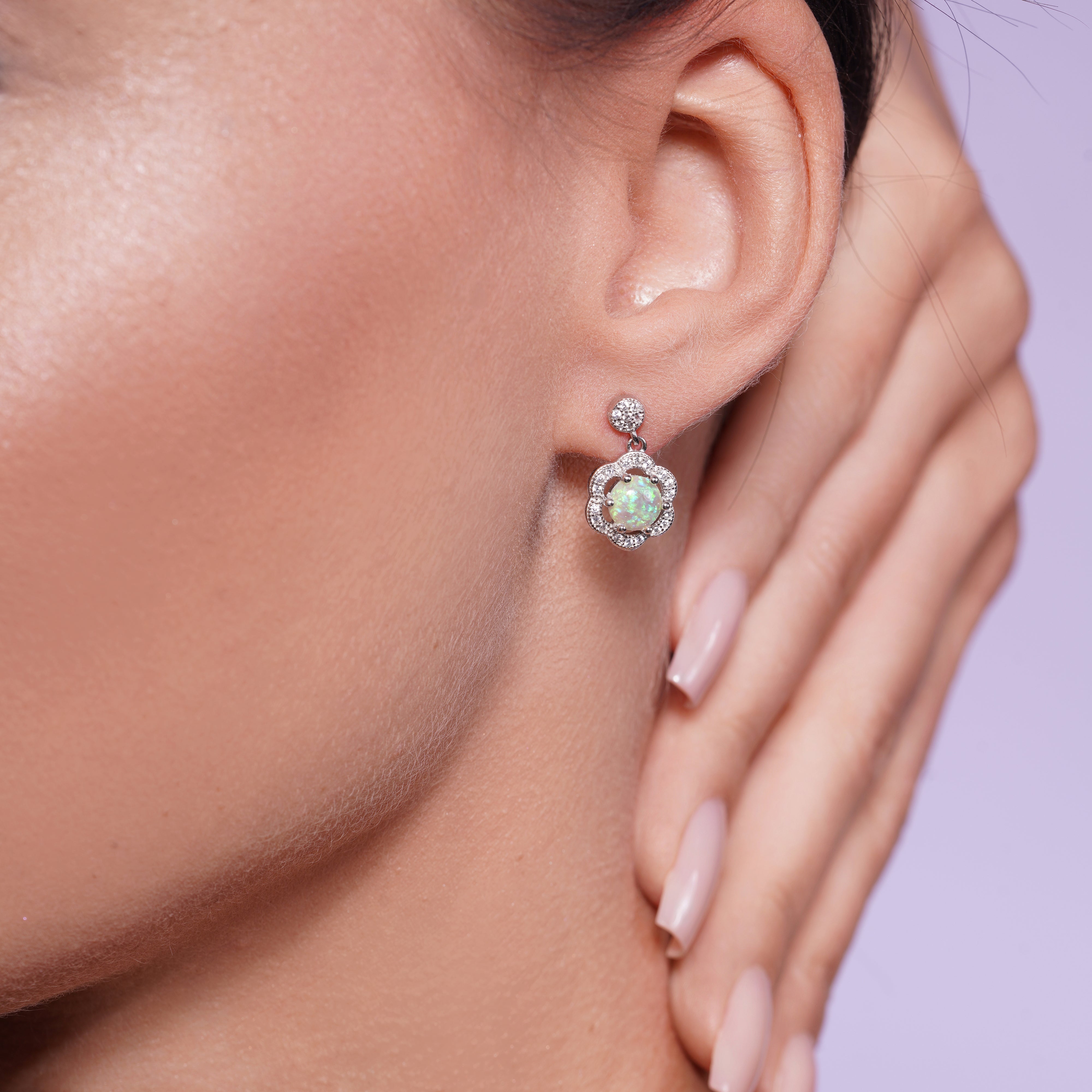 Pendientes colgantes de perlas de circonita cúbica con flor redonda chapada en rodio de plata 925 - STE00942