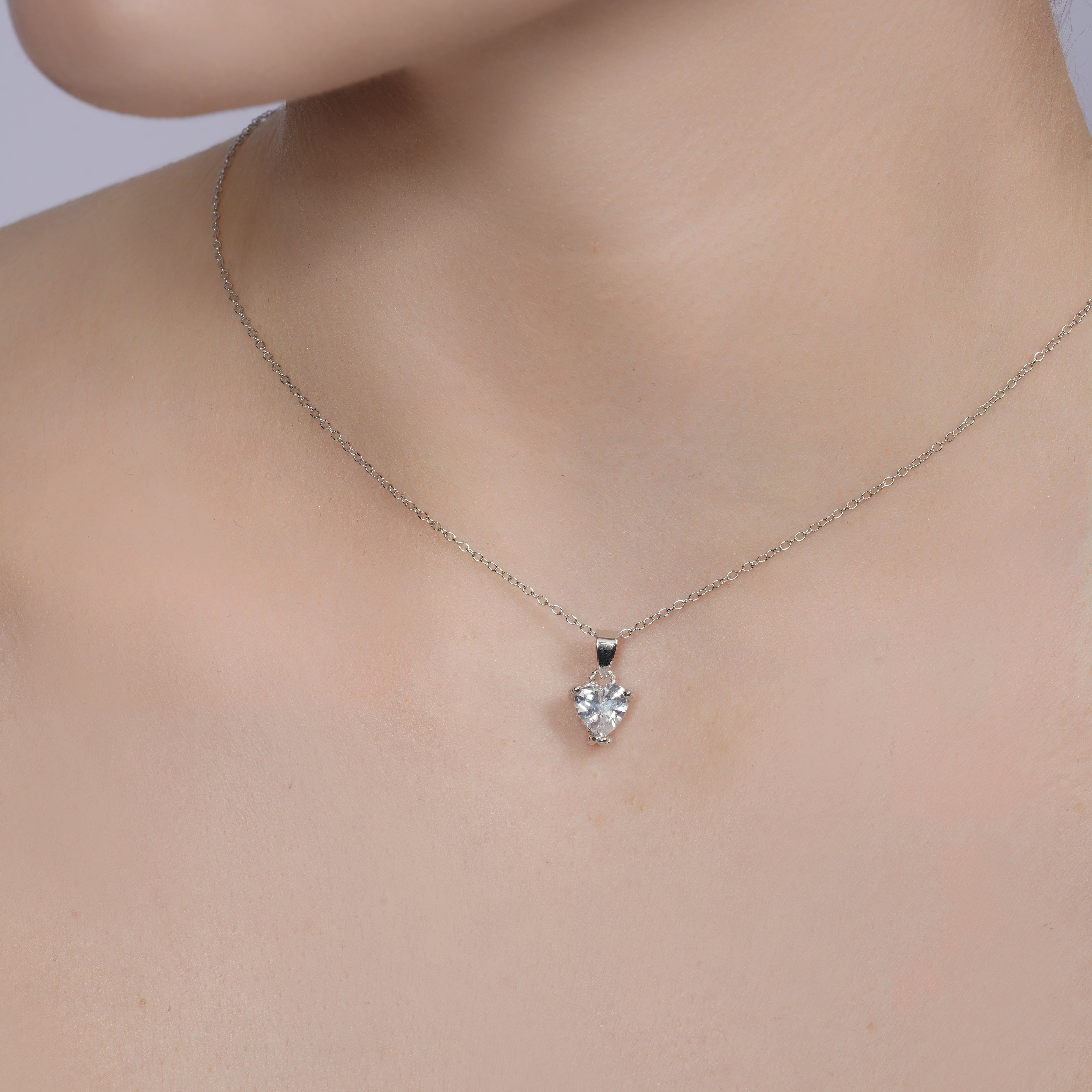 Collar con colgante de corazón solitario de circonita cúbica de plata de ley 925 chapado en rodio - STP00090