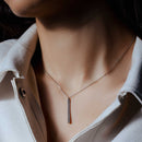 Collar con colgante de circonita cúbica con barra vertical chapada en rodio en plata 925 - STP01487RH